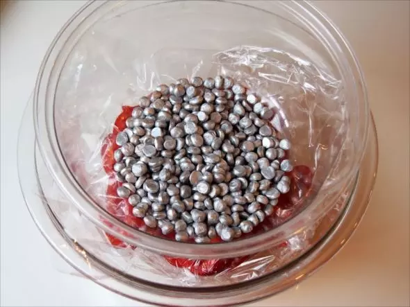 ラップをかけて重石をのせたパプリカ