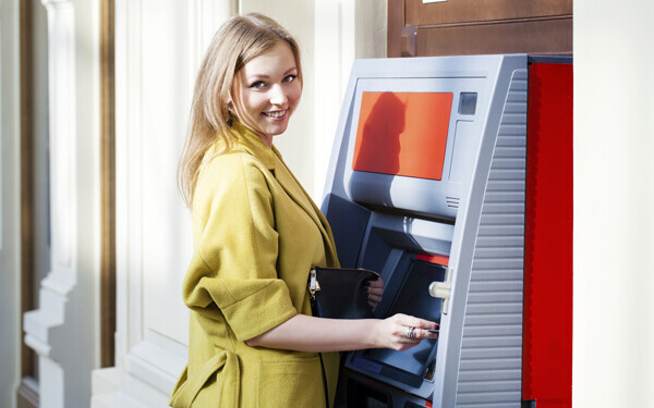 ATMでお金をおろしている女性