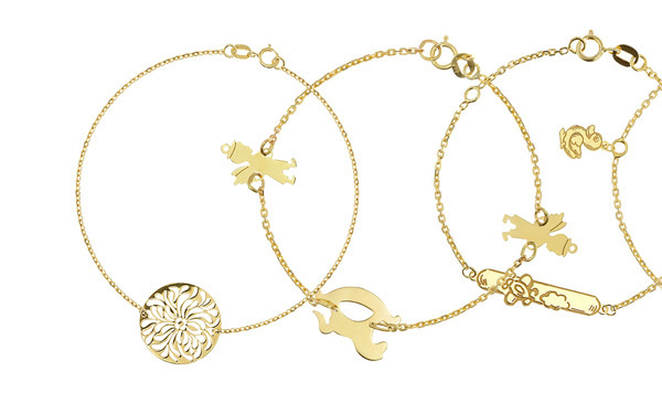 春の流行色コーデには、シングルチェーンのアンクレットで“足首魅せ”