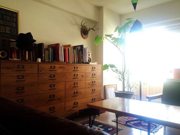 センスのいい部屋づくりのカギは、清水買いの大物家具【坪田あさみのインテリアコーデBOOK #1】