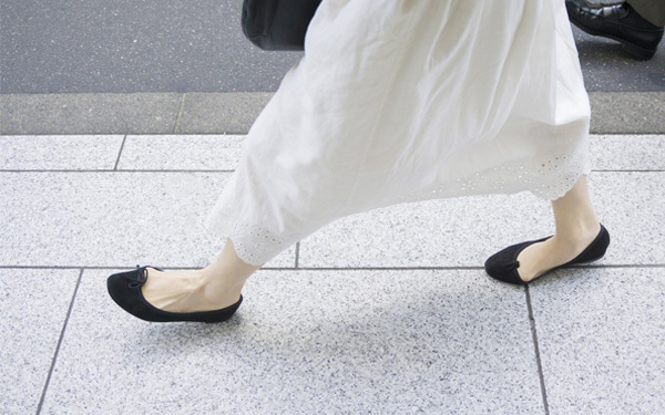 ぺたんこシューズでも脚長に！　魅せるコーデ術と選び方
