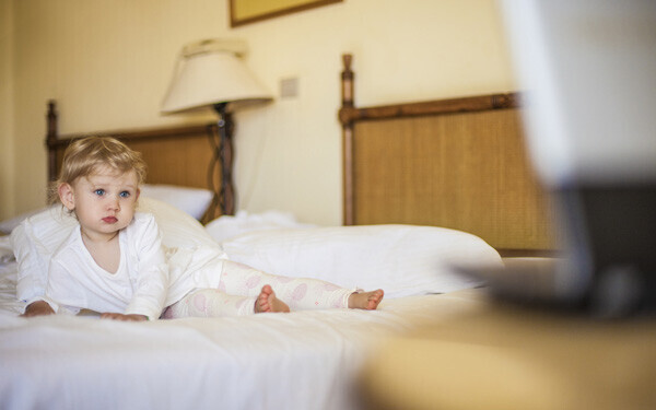 ハイハイ時期の赤ちゃんと行く旅行 ホテルの洋室を存分に使う方法とは ウーマンエキサイト 1 2