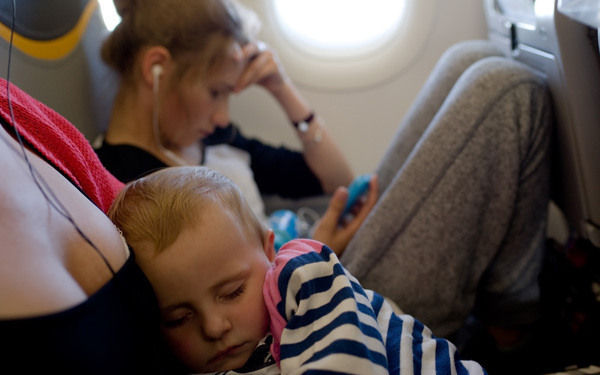 先輩ママに聞く、赤ちゃんと一緒の飛行機の旅を少しでも楽に乗り切る方法