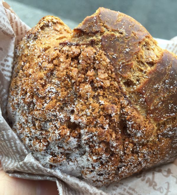 行列必死！　築地で手に入る、サクサクのつくりたてシュークリーム