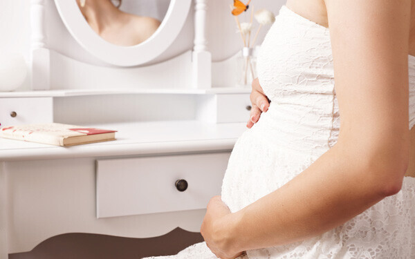 鏡を見る妊婦