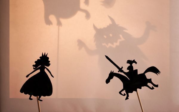 モノクロだけじゃない！　色彩の豊かさに目を奪われる、親子で鑑賞したい影絵作品