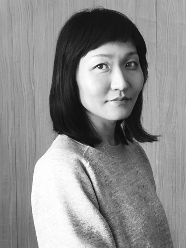 MINAさん【無人島に、何持っていく？ プロが選ぶ  “必要最低限コスメ” Vol.2】