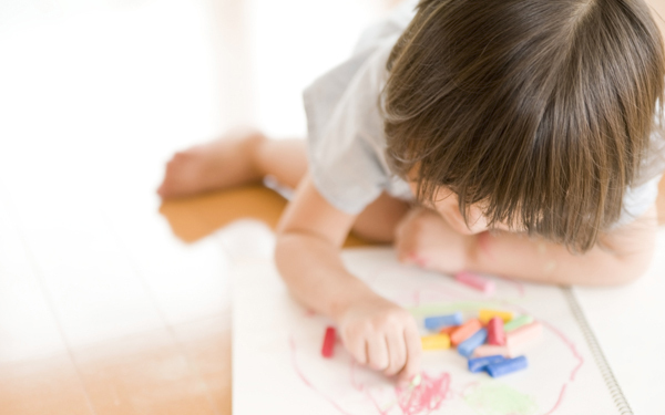 増え続ける “うちの子画伯” の作品たち、どうしてる？！　収納と裏技テク