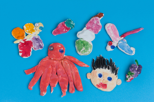 増え続ける “うちの子画伯” の作品たち、どうしてる？！　収納と裏技テク