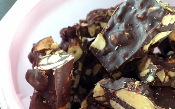 板チョコがおしゃれに変身！　ナッツたっぷりの贅沢塩チョコナッツバー