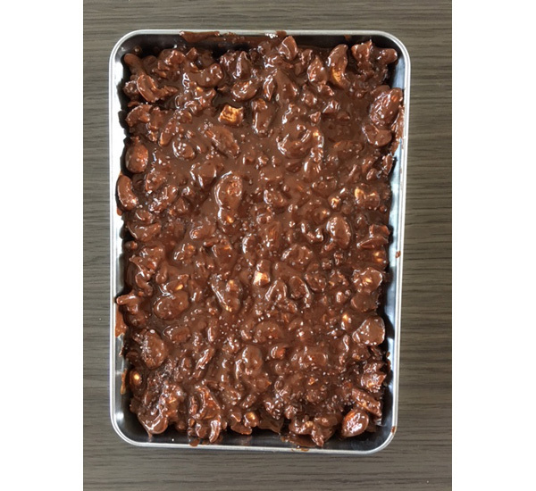 板チョコがおしゃれに変身！　ナッツたっぷりの贅沢塩チョコナッツバー