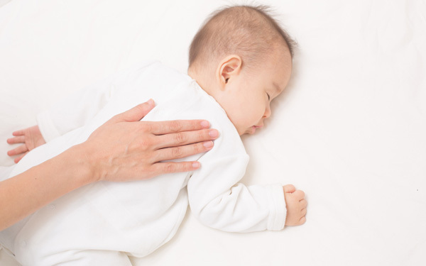 赤ちゃんの背中センサー、上手にスイッチオフするには？