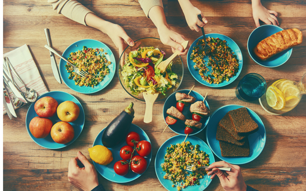 お椀とお箸、先に手に取るのはどっち？　子どもに教えたい食事マナー