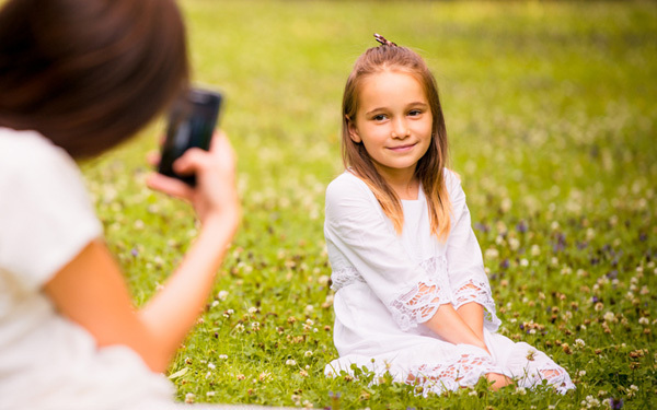 スマホを逆さにすると◎　スマホカメラで子どもを上手に撮るコツ