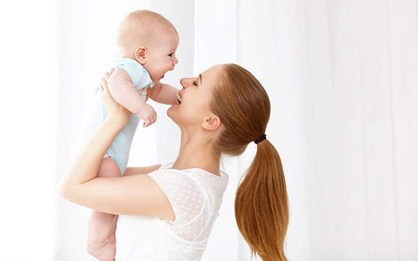 ママの「腰痛」を防ぐ！　正しい「抱っこ＆授乳」の仕方と簡単ストレッチ
