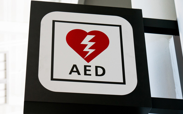 大切な人のために知っておきたい、誰でもカンタンに使えるAEDのこと