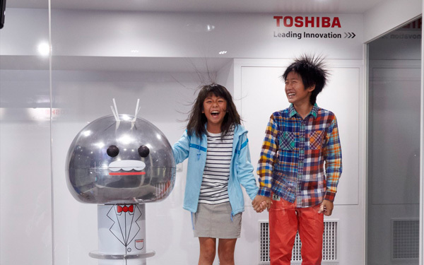 髪の毛ぼわ～っ！　入場無料の科学館で「50万ボルトの静電気体験」