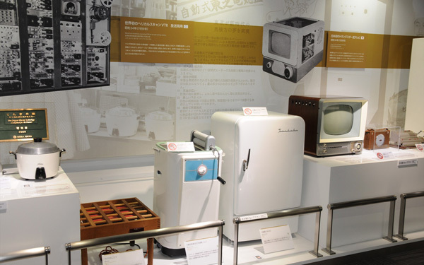 髪の毛ぼわ～っ！　入場無料の科学館で「50万ボルトの静電気体験」