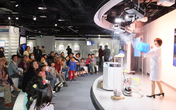 髪の毛ぼわ～っ！　入場無料の科学館で「50万ボルトの静電気体験」