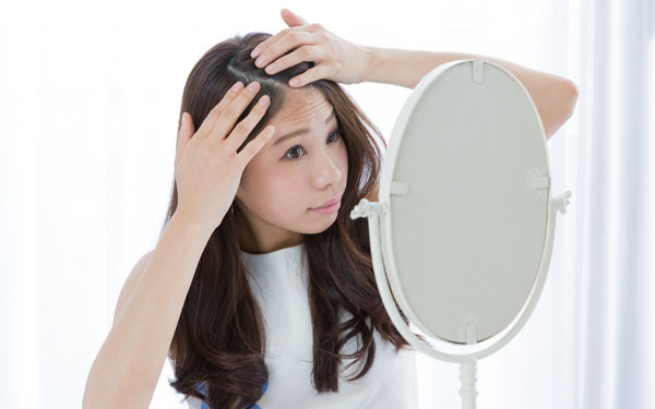 抜け毛や白髪がふえる!?　産後の髪トラブルの原因とケア方法