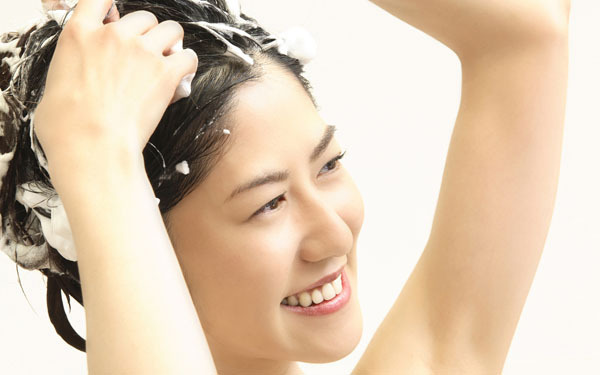 抜け毛や白髪がふえる!?　産後の髪トラブルの原因とケア方法