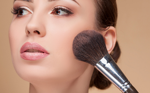 シワ、色ムラ、肌のでこぼこ…大人の肌悩みを解決する「ブラシ」活用法