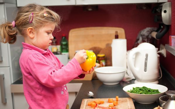 子どもが甘えてきて家事ができない！　ママのお悩みを解消してくれる“まねっこ遊び”