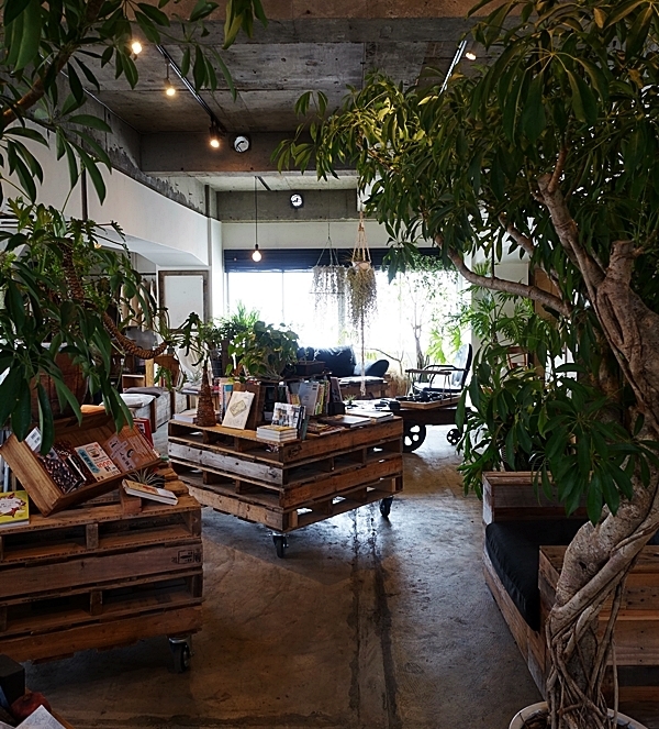 築30年の工場をリノベーション　グリーンに囲まれた癒やしのブックカフェ#上野#ROUTE BOOKS #おしゃれカフェ Vol.18