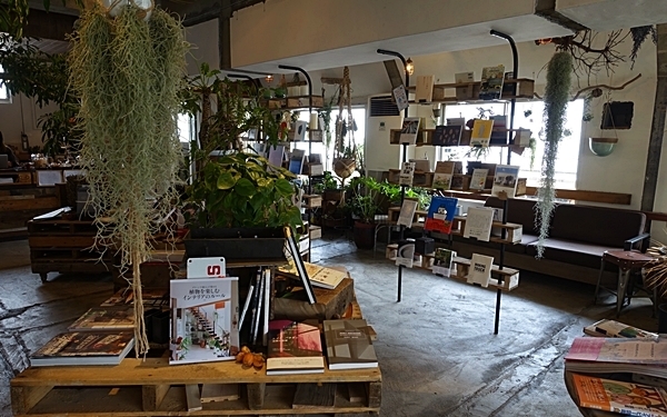 築30年の工場をリノベーション　グリーンに囲まれた癒やしのブックカフェ#上野#ROUTE BOOKS #おしゃれカフェ Vol.18