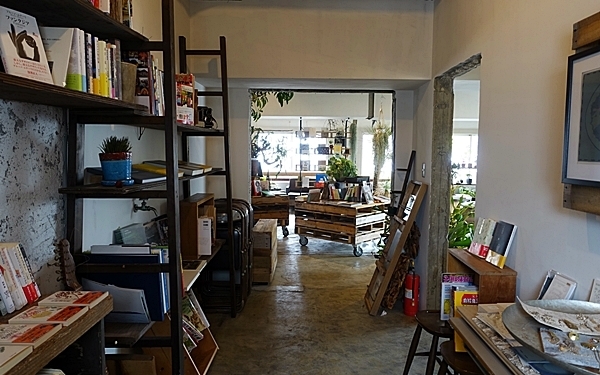 築30年の工場をリノベーション　グリーンに囲まれた癒やしのブックカフェ#上野#ROUTE BOOKS #おしゃれカフェ Vol.18