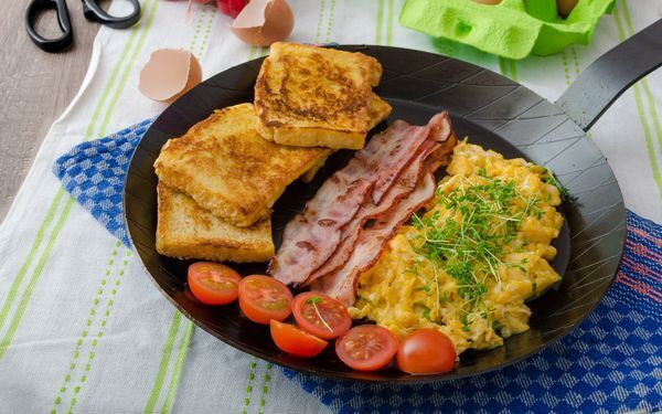 ベーコンやトマトをトッピング!?　オーストラリア版フレンチトーストのつくり方