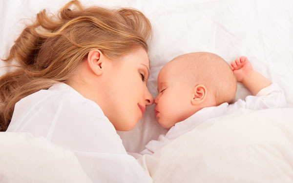 「添い寝」「添い乳」のリアルな実態　メリット、デメリットは？