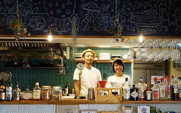 左よりHiDEの店主　鈴木秀人さん、tamani sandwichの店主 上野桃子さん
