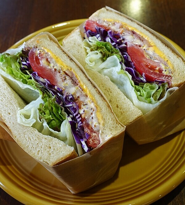 全粒粉パンとBLTのサンドイッチ　1,100円（税別）