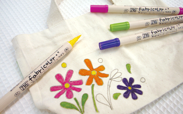 大人も子供も、手軽に楽しく！　自分だけのオリジナル布バッグを描こう