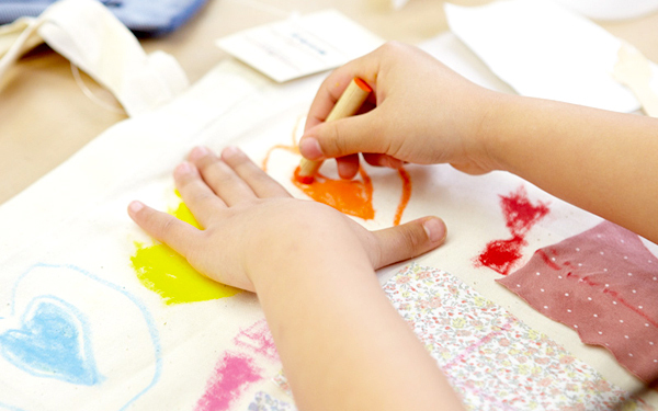 大人も子供も、手軽に楽しく！　自分だけのオリジナル布バッグを描こう