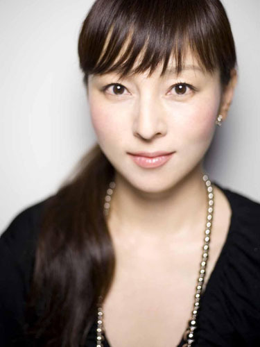 中野明海さん【無人島に、何持っていく？ プロが選ぶ  “必要最低限コスメ” Vol.4】