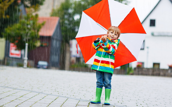 雨の日には危険がいっぱい！　子どもとのおでかけで注意したいこと
