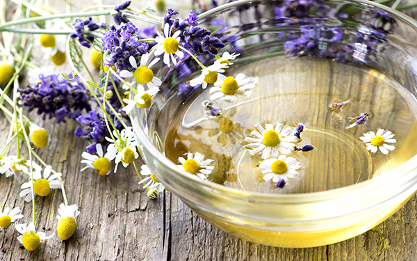 カモミールティーで目を洗う!?　ドイツのびっくり健康法