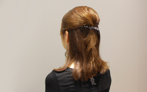 ヘアコームの使い方 30秒でできるまとめ髪・前髪アレンジ