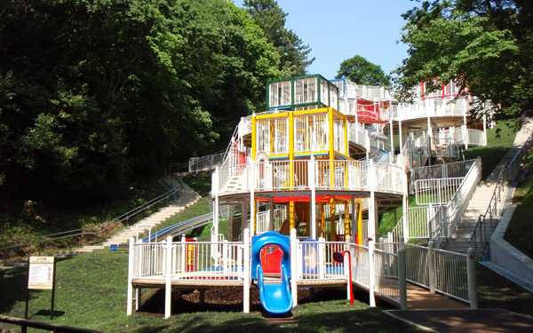 大型遊具や動物、ホタルとのふれあいも！「こども自然公園」