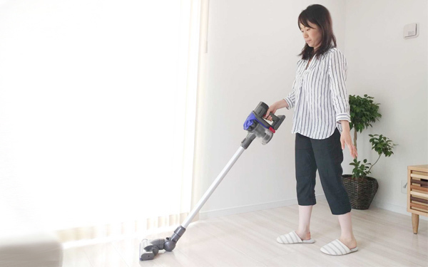 【掃除機比較！】ダイソン「Digital Slim DC35」／一戸建て在住　編集部M（152cm）