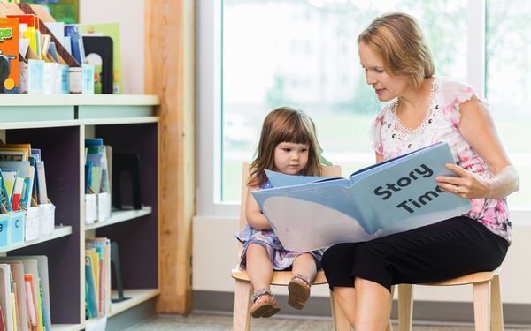 お茶を飲みながら、お気にいりの絵本をゆっくり選べる！　親子で楽しめる「絵本カフェ」