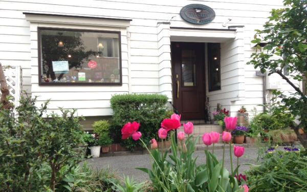 お茶を飲みながら、お気にいりの絵本をゆっくり選べる！　親子で楽しめる「絵本カフェ」