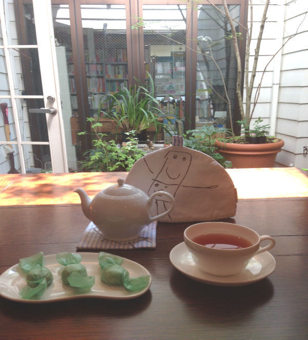 お茶を飲みながら、お気にいりの絵本をゆっくり選べる！　親子で楽しめる「絵本カフェ」