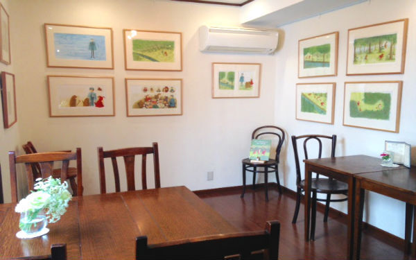 お茶を飲みながら、お気にいりの絵本をゆっくり選べる！　親子で楽しめる「絵本カフェ」