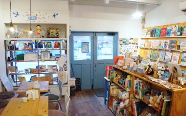 お茶を飲みながら、お気にいりの絵本をゆっくり選べる！　親子で楽しめる「絵本カフェ」