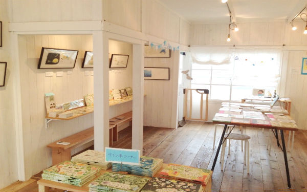 お茶を飲みながら、お気にいりの絵本をゆっくり選べる！　親子で楽しめる「絵本カフェ」