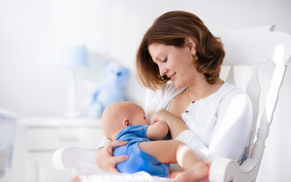授乳中に起こる、赤ちゃんの「オエッ」　その原因と対処法は？