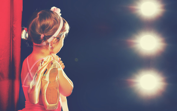 フランス人は、演劇で子どもの「恥ずかしがり屋」をなおす